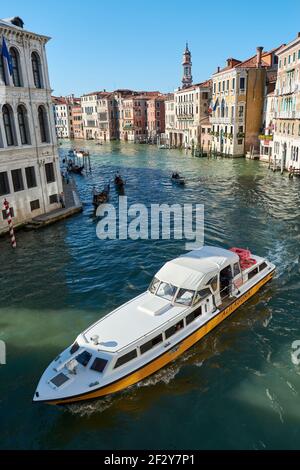 21. MAI 2017 - VENEDIG, ITALIEN: Blick auf den Canal Grande von der Rialtobrücke, mit großem Schiff über den Kanal, Gondeln und Booten. Stockfoto