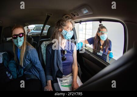 Eine Frau erhält einen Covid-19-Schuss auf einer Sutter Health-Fahrt durch die Impfstelle in Santa Cruz, Kalifornien. März 2021 Stockfoto