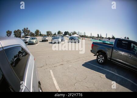 Impfempfänger warten in ihren Autos nach einem Covid-19-Schuss auf einer Fahrt durch die Impfstelle in Santa Cruz, Kalifornien. März 2021 Stockfoto