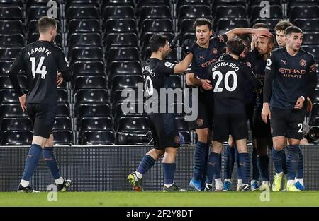 London, Großbritannien. März 2021, 13th. Gabriel Jesus (3rd R) von Manchester City feiert mit seinen Teamkollegen, nachdem er am 13. März 2021 beim Spiel der englischen Premier League zwischen Fulham und Manchester City im Craven Cottage in London, Großbritannien, Punkten konnte. Quelle: Han Yan/Xinhua/Alamy Live News Stockfoto
