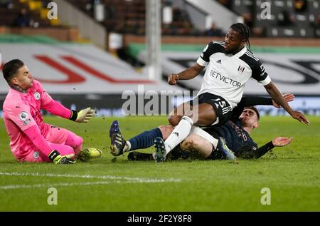 London, Großbritannien. März 2021, 13th. Fulhams Josh Onomah (TOP) schießt während des Spiels der englischen Premier League zwischen Fulham und Manchester City im Craven Cottage in London, Großbritannien am 13. März 2021. Quelle: Han Yan/Xinhua/Alamy Live News Stockfoto