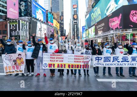 New York, Usa. März 2021, 13th. Mitglieder der China Democracy Party veranstalteten am 13. März 2021 auf dem Times Square in New York eine Kundgebung, die Demokratieänderungen in China und Hongkong forderte. (Foto von Lev Radin/Sipa USA) Quelle: SIPA USA/Alamy Live News Stockfoto