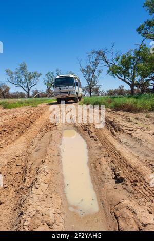 Off-Road Toyota Coaster Wohnmobil auf einer schlammigen Outback Straße, in der Nähe von Cunnamulla, Queensland, QLD, Australien Stockfoto