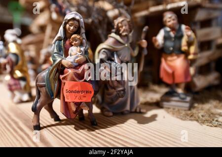 Oberammergau, Deutschland. Februar 2021, 17th. Ein Preisschild mit der Aufschrift "Sonderpreis" ist an eine Figur der Jungfrau Maria im geschlossenen Holzschnitzerladen geklebt, die reich gefüllt ist mit Krippen, heiligen Figuren und Kruzifixen. Das Geschäft mit Weihnachtskrippen, aber vor allem mit Kruzifixen, läuft das ganze Jahr über - aber die wichtige Vorweihnachtszeit und vor allem die Passion werden 2020 wegen der Pandemie abgesagt. Quelle: Angelika Warmuth/dpa/Alamy Live News Stockfoto
