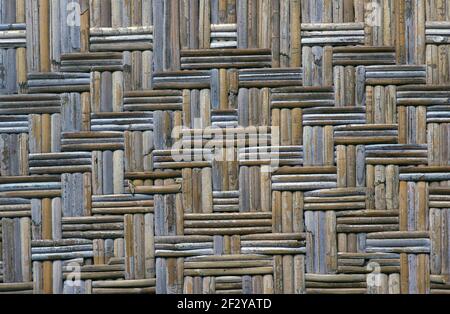 Ein Handwerk aus altem Rattan. Natur Hintergrund. Stockfoto