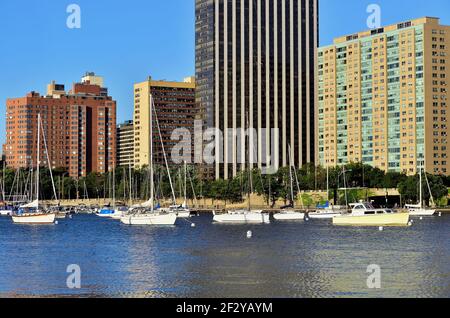 Chicago, Illinois, USA. Sportboote vor Anker in Belmont Harbour. Der Hafen am Seeufer der Stadt wird vom Lake Michigan gespeist. Stockfoto