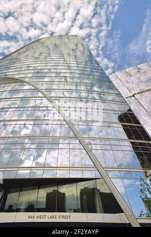 Chicago, Illinois, USA. River Point spiegelt den Himmel und Wolken in seiner gebogenen Glasoberfläche. Stockfoto