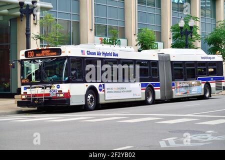 Ein artikulierter Hybrid-Clean-Air-Bus in der Innenstadt, der City's Loop. Stockfoto