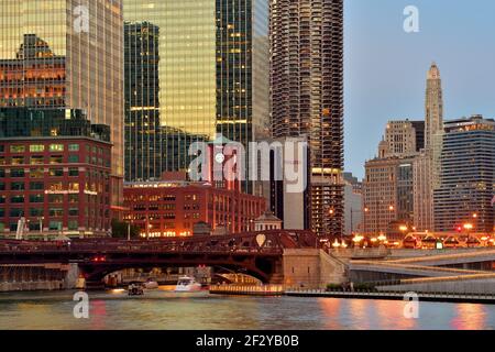 Chicago, Illinois, USA. Ein Blick auf den Hauptzweig des Chicago River, wie es nach Osten in Richtung seiner Begegnung mit Lake Michigan Stockfoto