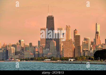 Chicago, Illinois, USA.kurz vor Sonnenuntergang wird Licht in die Wolken geworfen und reflektiert an einem Sommerabend einige Gebäude in der Skyline. Stockfoto