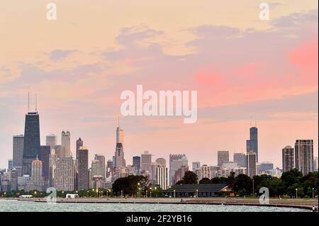 Chicago, Illinois, USA. Kurz vor Sonnenuntergang wird Licht in die Wolken geworfen und reflektiert an einem Sommerabend vom Trump Tower. Stockfoto