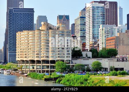 Chicago, Illinois, USA. Das markante River City Apartment Gebäude entlang der South Branch of the Chicago River. Das Gebäude wurde 1986 erbaut Stockfoto