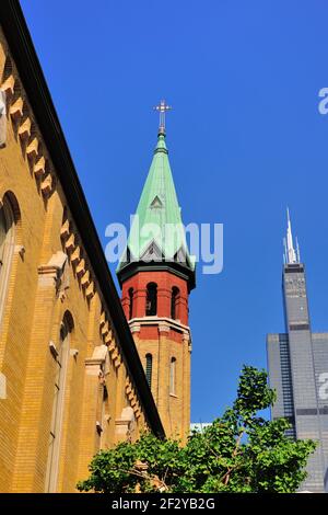 Chicago, Illinois, USA. Eine Insel des Friedens und der Geschichte, die einen Kontrast zur umgebenden modernen Architektur bildet. Stockfoto