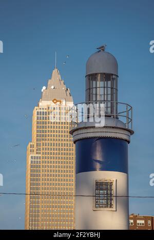 Key Tower und ein Leuchtturm in cleveland ohio Stockfoto