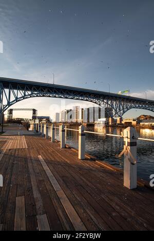 Wohnungen East Bank in cleveland ohio am cuyahoga Fluss Stockfoto