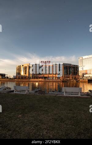 Wohnungen East Bank in cleveland ohio am cuyahoga Fluss Stockfoto