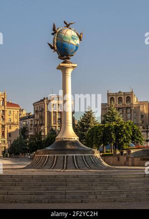 Kiew, Ukraine 07,11.2020. Null-Kilometer-Zeichen in Form einer Kugel auf dem Maidan Nazaleschnosti in Kiew, Ukraine, an einem sonnigen Sommermorgen Stockfoto