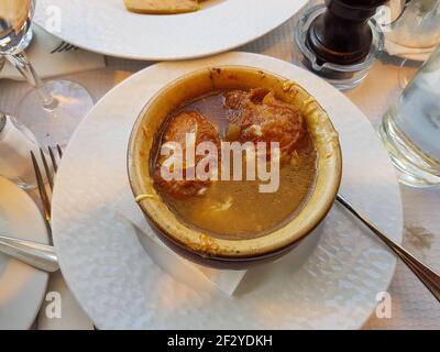 Ein Teller mit Essen auf einem Tisch Stockfoto