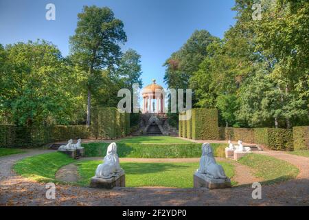 Apollotempel in den Gärten des Schwetzinger Schlosses in Deutschland An sonnigen Sommertagen Stockfoto