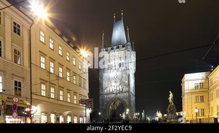 Der Pulverturm oder Pulverturm --ist ein gotischer Turm in Prag, Tschechische Republik (Nachtansicht) Stockfoto