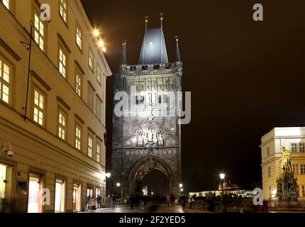 Der Pulverturm oder Pulverturm --ist ein gotischer Turm in Prag, Tschechische Republik (Nachtansicht) Stockfoto