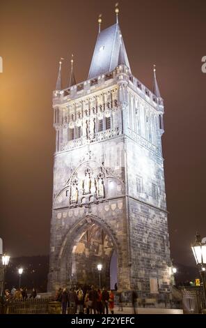 Der Pulverturm oder Pulverturm --ist ein gotischer Turm in Prag, Tschechische Republik (Nachtansicht) Stockfoto