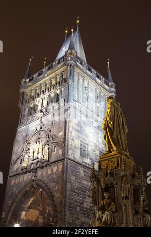Der Pulverturm oder Pulverturm --ist ein gotischer Turm in Prag, Tschechische Republik (Nachtansicht) Stockfoto