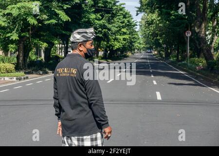 Denpasar, Indonesien. März 2021, 14th. Balinesische traditionelle Sicherheit von Pecalang patrouilliert an den Hauptverkehrsstraßen von Denpasar. Bali Island feiert Nyepi, den Tag der Stille. Nyepi ist der hinduistische balinesische Feiertag der Selbstreflexion, in dem alle Aktivitäten gestoppt werden und die Menschen nicht nach draußen kommen dürfen, wenn alle Lichter niedrig gehalten werden, keine Arbeit und keine Freuden. Kredit: SOPA Images Limited/Alamy Live Nachrichten Stockfoto