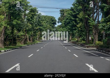 Denpasar, Indonesien. März 2021, 14th. Die Hauptverkehrsstraße der Stadt Denpasar ist leer und verlassen, da alle Aktivitäten gestoppt werden. Bali Island feiert Nyepi, den Tag der Stille. Nyepi ist der hinduistische balinesische Feiertag der Selbstreflexion, in dem alle Aktivitäten gestoppt werden und die Menschen nicht nach draußen kommen dürfen, wenn alle Lichter niedrig gehalten werden, keine Arbeit und keine Freuden. Kredit: SOPA Images Limited/Alamy Live Nachrichten Stockfoto