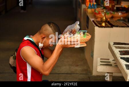 Bangkok, Thailand. März 2021, 13th. Ein Anhänger bietet Essen im Sukhantharam Tempel (Wat Sukhantharam) in Rachwat, Dusit Bezirk. (Foto von Paul Lakatos/SOPA Images/Sipa USA) Quelle: SIPA USA/Alamy Live News Stockfoto