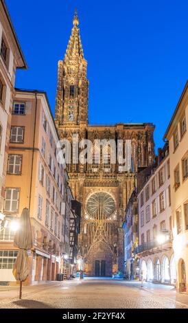 Sonnenaufgang Blick auf die Kathedrale unserer Dame von Straßburg, Frankreich Stockfoto