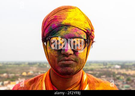 Porträt des Mannes, der holi in nandgaon, mathura spielt, mit selektivem Fokus auf das Thema mit zusätzlichem Rauschen und Körnern. Stockfoto