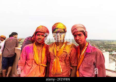 Porträt des Mannes, der holi in nandgaon, mathura spielt, mit selektivem Fokus auf das Thema mit zusätzlichem Rauschen und Körnern. Stockfoto