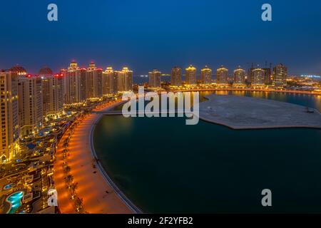 Schöne blaue Stunde Luftaufnahme von Viva Bahria Pearl Katar Stockfoto