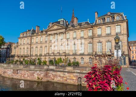 Blick auf das Palais Rohan, das auf dem Wasser reflektiert, in Straßburg, Frankreich Stockfoto