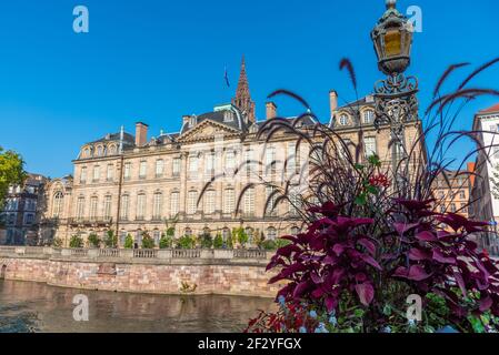 Blick auf das Palais Rohan, das auf dem Wasser reflektiert, in Straßburg, Frankreich Stockfoto