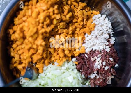 Abendessen mit einer lokalen uigurischen Familie in der Stadt Karakol im kirgisischen Issyk Kol Gebiet. Stockfoto