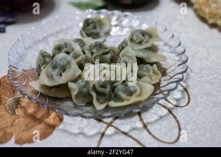 Abendessen mit einer lokalen uigurischen Familie in der Stadt Karakol im kirgisischen Issyk Kol Gebiet. Stockfoto