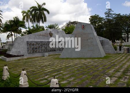 SANTIAGO de CUBA, KUBA - 23. FEBRUAR 2019 Wachwechsel auf dem Friedhof Santa Ifigenia mit Fidels und anderen Monumenten Stockfoto