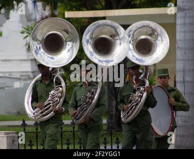 SANTIAGO de CUBA, KUBA - 23. FEBRUAR 2019 Wachwechsel auf dem Friedhof Santa Ifigenia mit dem Grab Fidels Stockfoto