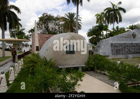 SANTIAGO de CUBA, KUBA - 23. FEBRUAR 2019 Wachwechsel auf dem Friedhof Santa Ifigenia mit dem Fidel-Denkmal Stockfoto