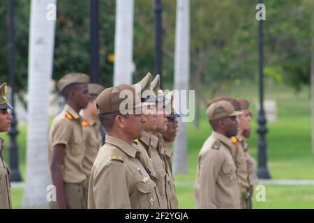 SANTIAGO DE CUBA, KUBA - 23. FEBRUAR 2019 Wachablösung auf dem Friedhof Santa Ifigenia mit Fidels und anderen Monumenten Stockfoto