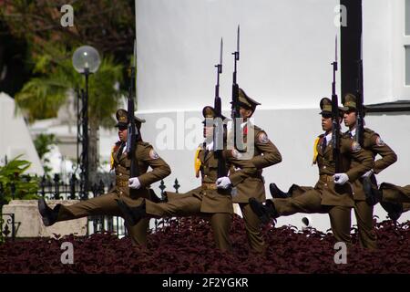 SANTIAGO de CUBA, KUBA - 23. FEBRUAR 2019 Wachwechsel mit Soldaten, die auf dem Friedhof Santa Ifigenia marschieren Stockfoto