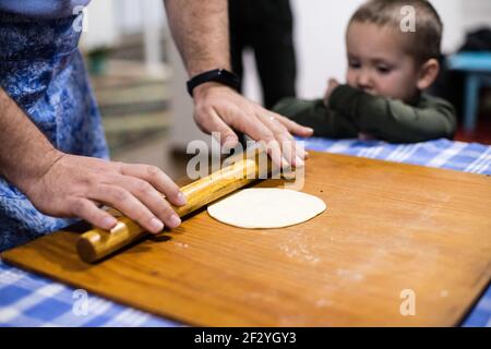 Abendessen mit einer lokalen uigurischen Familie in der Stadt Karakol im kirgisischen Issyk Kol Gebiet. Stockfoto