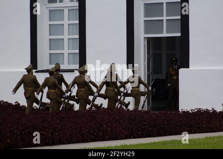 SANTIAGO de CUBA, KUBA - 23. FEBRUAR; 2019 Abschluss der Wachablösung auf dem Friedhof Santa Ifigenia mit Fidels und anderen Monumenten Stockfoto