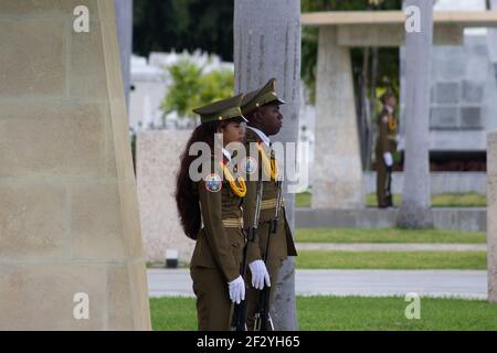 SANTIAGO de CUBA, KUBA - 23. FEBRUAR; 2019 Wachen auf dem Friedhof Santa Ifigenia mit Fidels und anderen Monumenten Stockfoto