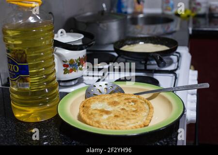 Abendessen mit einer lokalen uigurischen Familie in der Stadt Karakol im kirgisischen Issyk Kol Gebiet. Stockfoto