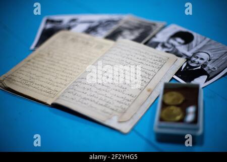 Abendessen mit einer lokalen uigurischen Familie in der Stadt Karakol im kirgisischen Issyk Kol Gebiet. Stockfoto