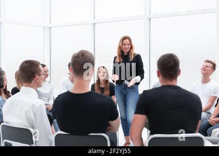 Junge Frau führt Business Training mit einer Gruppe von jungen Menschen. Stockfoto