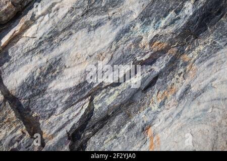 Natürliche Hintergrundstruktur von rauem Marmor. Fragment einer Mauer eines Marmorbruchs, Ruskeala, Karelien Stockfoto